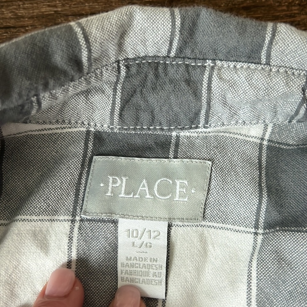 Two long sleeved button downs size large - Picture 4 of 4